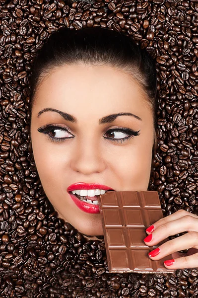 Hermosa mujer en granos de café con chocolate — Foto de Stock