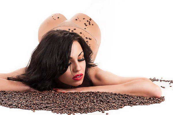 Mujer sexy acostada con granos de café —  Fotos de Stock