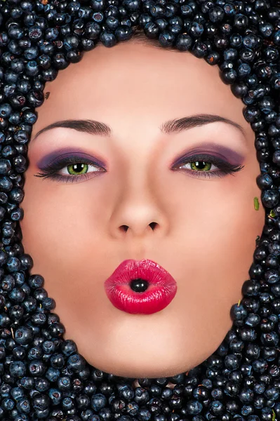 Frau im Gesicht mit Blaubeere, Beere im Mund — Stockfoto
