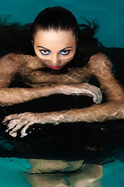 su baştan çıkarıcı kadın