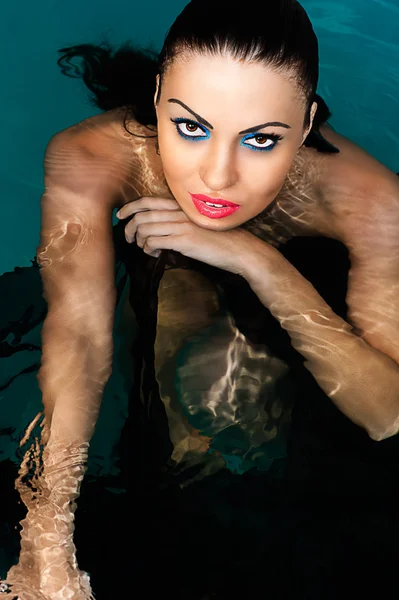 Beleza sexy rosto mulheres na água — Fotografia de Stock