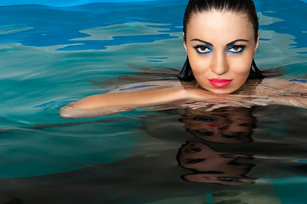 Mode vacker kvinna i vattnet — Stockfoto