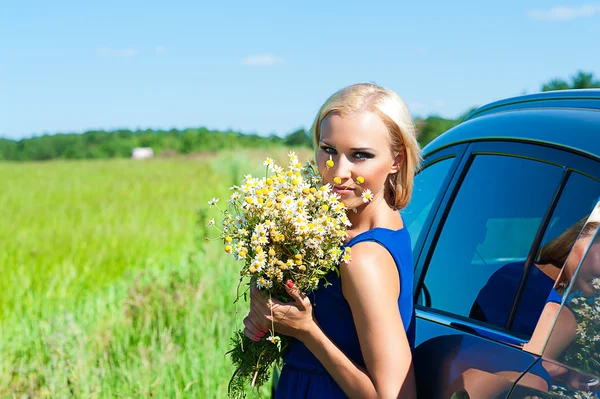 Femme avec marguerites dans les mains debout Images De Stock Libres De Droits