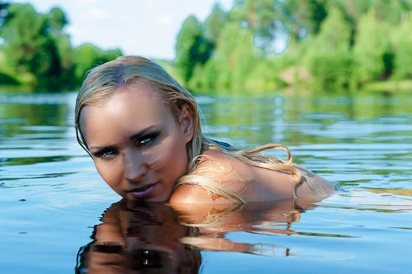 Сексуальна жінка плаває у воді — стокове фото