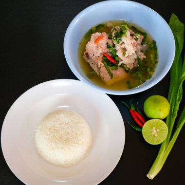 Balık köfteli erişte çorbası.