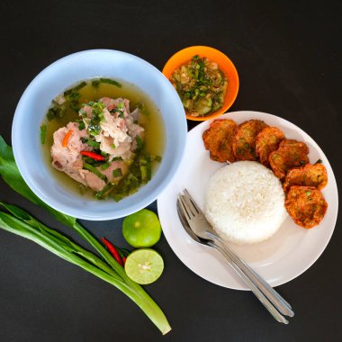 Balık köfteli erişte çorbası.