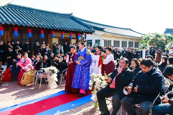 Une représentation du mariage traditionnel coréen . — Photo