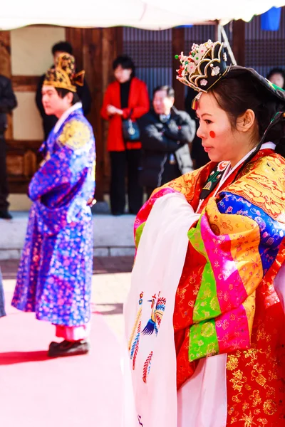 Een voorstelling van de traditionele Koreaanse bruiloft. — Stockfoto