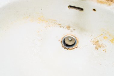 kirli beyaz seramik lavabo hiç temizlenir.