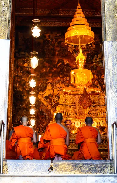 Bangkok - Eylül 8: Rahipler dua et de Wat Pho Tem akşamları