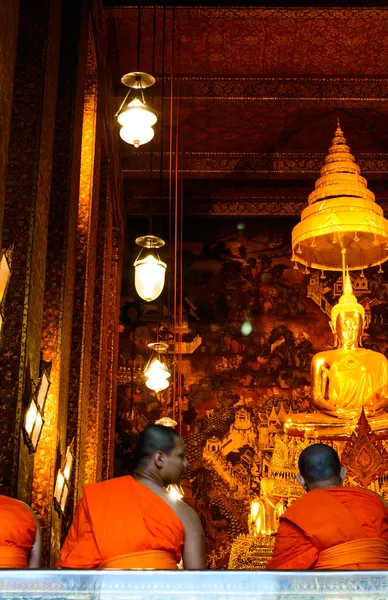 Bangkok - 8 września: Mnichów modlić się w godzinach wieczornych w Wat Pho Tem — Zdjęcie stockowe