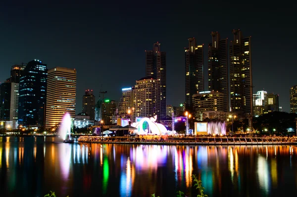 Bangkok park, reflectie licht van gebouw, bangkok, thailand — Stockfoto