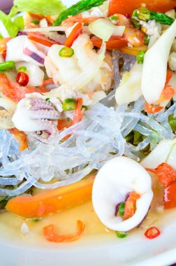 Baharatlı Tay deniz mahsulleri salatası.