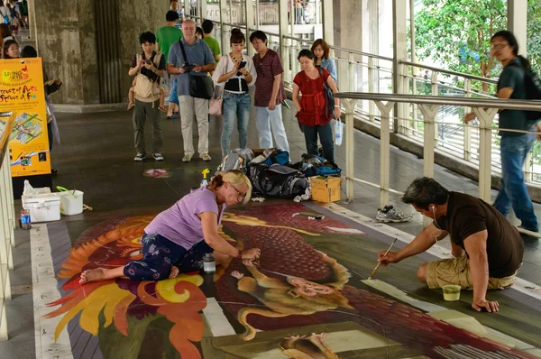 Bangkok - March 3 : An artist (Julie Kirk Purcell) during drawing and painting his 3D artwork. — Stock Photo, Image