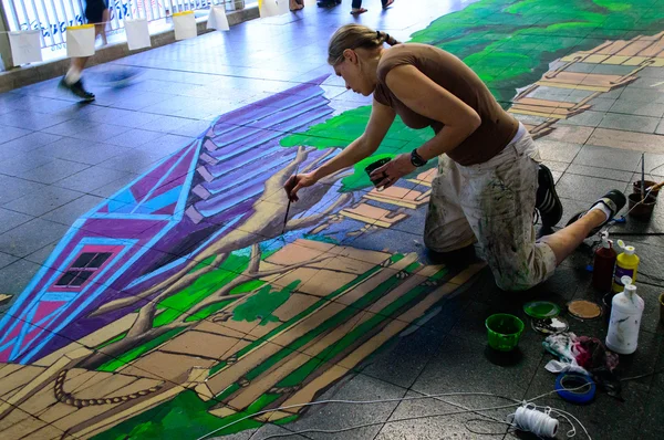 Bangkok - March 3 : An artist (Aimee Bonham) during drawing and painting his 3D artwork. — Stock Photo, Image