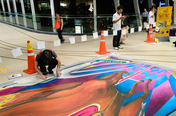 Bangkok - March 3 : An artist (Tony Cuboliquido) during drawing and painting his 3D artwork . — Stock Photo, Image