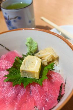 Tekka don, kurutulmuş yosun suşi pirinç tepesinde birlikte çiğ maguro ton balığı.