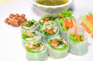 Kızarmış uskumru otlar ve özel sos ile servis.