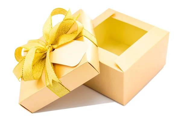打开在白色背景上的金色礼品盒. — 图库照片