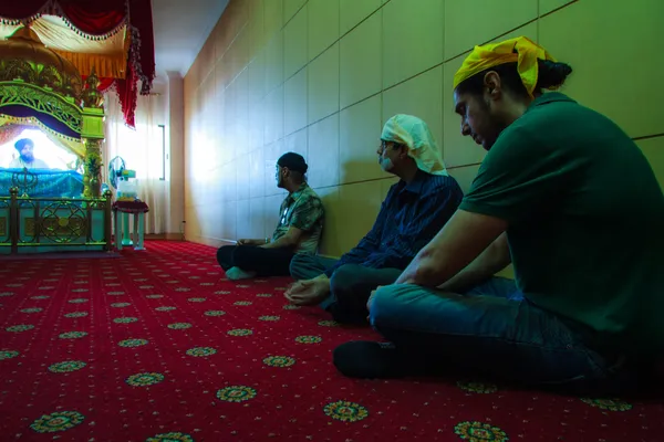 Bangkok - March 17 : Sikh pilgrims sat in room listen praying at Gurdwara Siri Guru Singh Sabha on March 17, 2013 in Bangkok, Thailand. Worldwide there are about 25 million Sikhs. — Stock Photo, Image