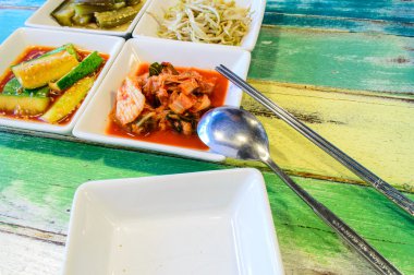 Kore mutfağı, kimchi üzerine beyaz kare tabak kaşık ve pirzola