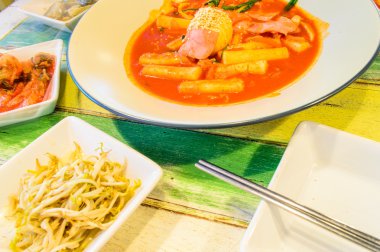 Kore yemeği, haşlanmış yumurta Tepesi ve kimchi ile tukbokki.