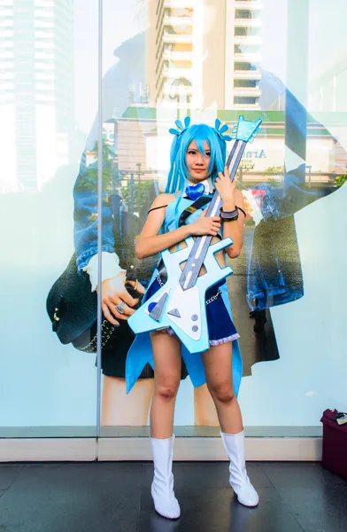 Bangkok - március 30: Egy ismeretlen japán anime cosplay póz — Stock Fotó