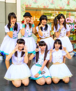 Bangkok - 30 Mart: Tanımlanamayan bir Cover Girl Band cosplay pos