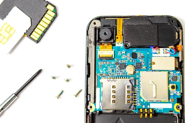 Akıllı telefon onarımı beyaz arkaplanda izole edildi.