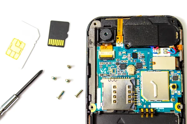 Akıllı telefon onarımı beyaz arkaplanda izole edildi.