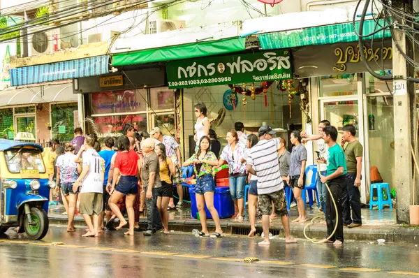 Crowd of celebrating the traditional Songkran New Year Festival. — Stock Photo, Image