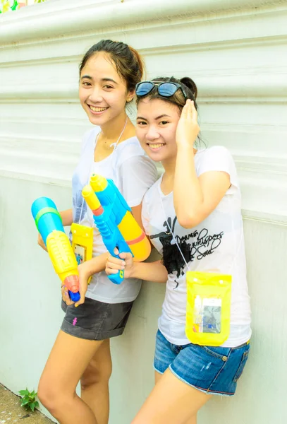 An unidentified two teen thai girl joins Thai new year celebrations near Khao San Road. — Stock Photo, Image