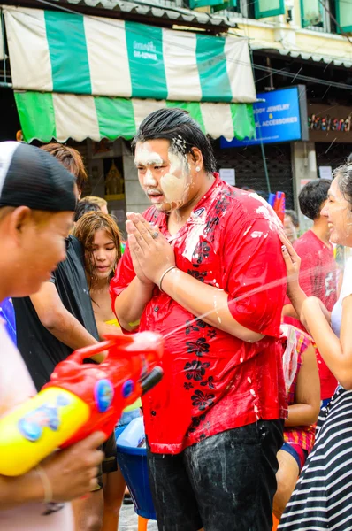 Un viaggiatore non identificato si unisce alle celebrazioni di Capodanno thailandesi vicino a Khao San Road — Foto Stock