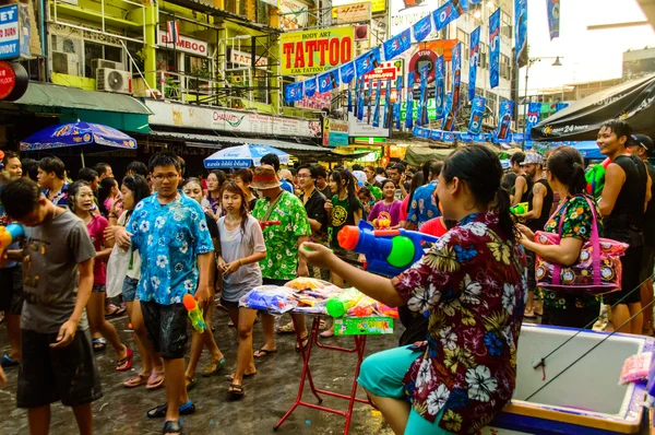 Foule de célébrations du traditionnel Festival du Nouvel An de Songkran . — Photo