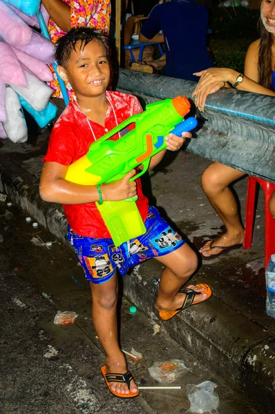 En oidentifierad thailändsk pojke går thailändska nyårsfirandet nära khao san road. — Stockfoto