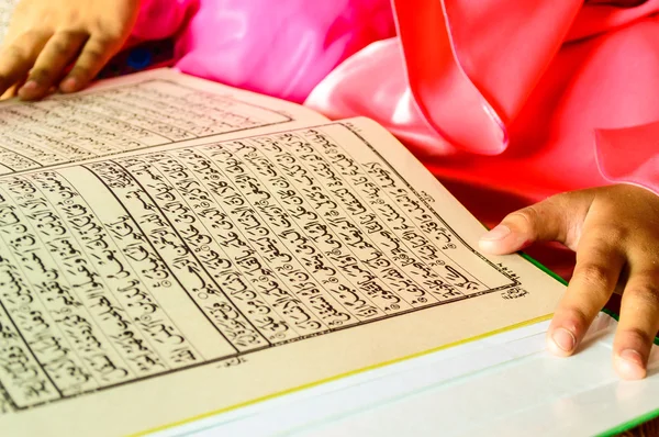 En ung muslimsk tjej läsa den heliga Koranen. — Stockfoto