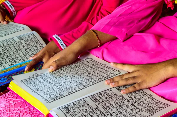A Young Muslim Girl reading the Holy Quran. — Stock Photo, Image