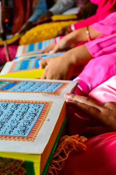 Uma jovem muçulmana lendo o Alcorão Sagrado . — Fotografia de Stock