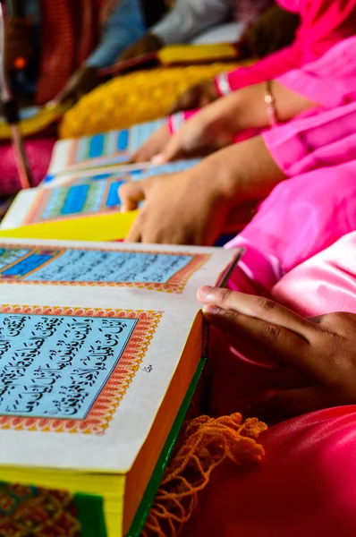 En ung muslimsk tjej läsa den heliga Koranen. — Stockfoto