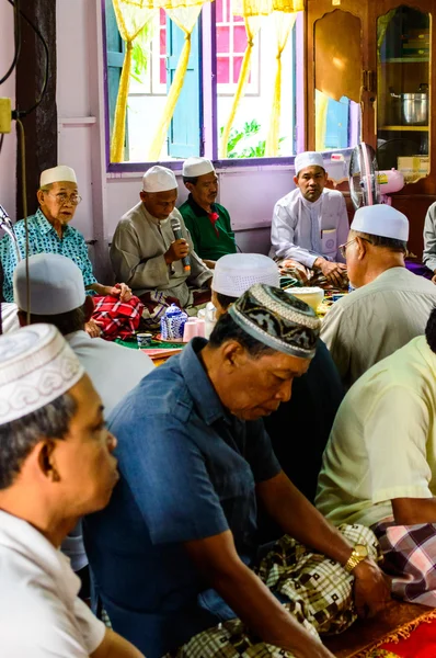 Musim hommes âgés non identifiés prient pour Allah pour la cérémonie de graduation du Coran . — Photo