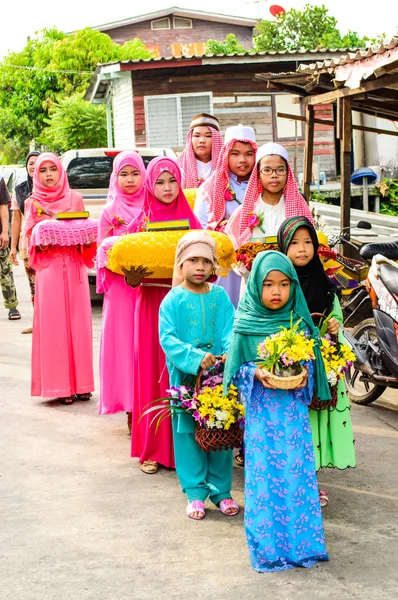 Les enfants se tiennent en rangée avant le début de la graduation du Coran (Ce sont les rituels de l'Islam ). — Photo