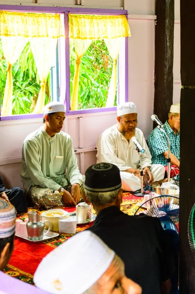 Anziani Musim non identificati pregano per Allah per la cerimonia di laurea del Corano . — Foto Stock