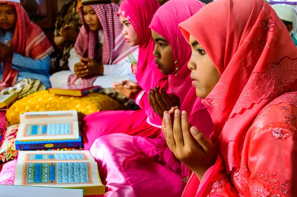 The Children reading Quran for ceremony in Graduation of the Quran. — Stock Photo, Image