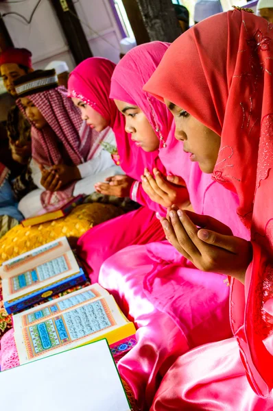 The Children reading Quran for ceremony in Graduation of the Quran. — Stock Photo, Image