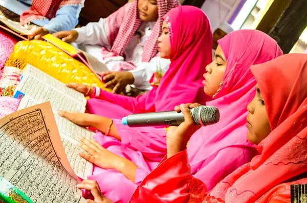 Barnen läsa Koranen för ceremoni i avläggande av examen av Koranen. — Stockfoto