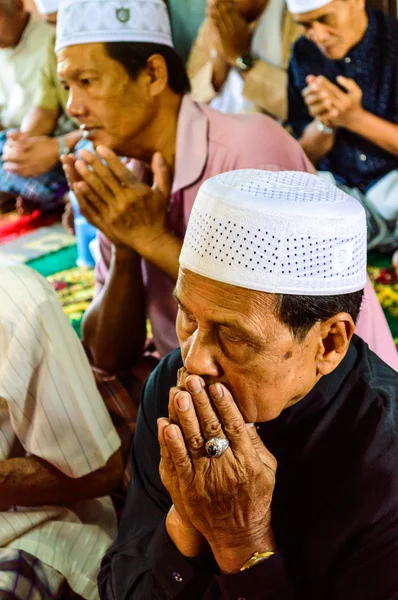 Hombres mayores de Musim no identificados rezan por Allah para la ceremonia de graduación del Corán . — Foto de Stock