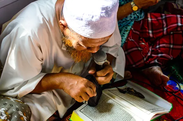 Unidentified Leader Musim senior men reading Quran for ceremony in Graduation of the Quran. — Stock Photo, Image