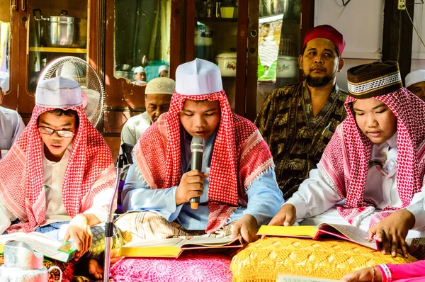 Barnen läsa Koranen för ceremoni i avläggande av examen av Koranen. — Stockfoto