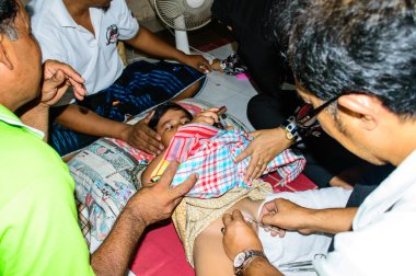 islam mezhepler arasında sünnet çocuklarına yapıyor doktor var.