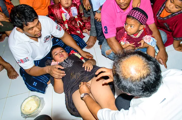 A Doctor checking children before the start circumcision. — Stock Photo, Image